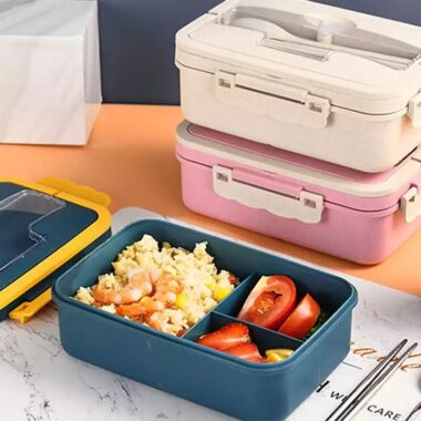microwavable plastic lunch box with cutlery