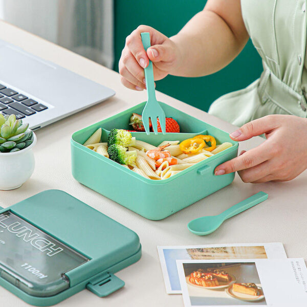 Plastic lunch box with crisper microwavable