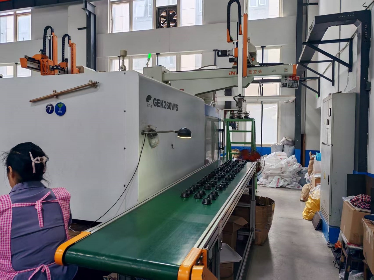 lunch box manufacturing workshop for lunch box manufacturing support